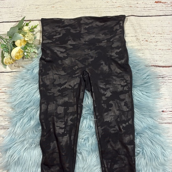 Spanx Faux Leather Leggings High Rise Matte Black Camo - Picture 6 of 9